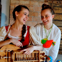 na zdjęciu dwie dziewczyny w strojach ludowych