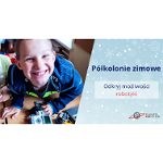Baner wydarzenia: rozesmiany chłopiec bawi się robotem.