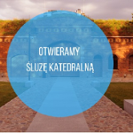 Śluza katedralna. Na środku błękitne koło z białym napisem: Otwieramy śluzę katedralną".