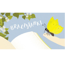 Po lewej na górze kwitnący na biało krzew. Na dole otwarta książka. Po prawej na palcu żółty motyl. Na środku biały napis.