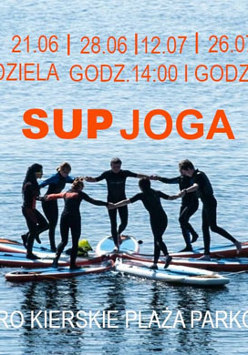 7 osób na 7 deskach trzyma się za ręce tworza krą na jeziorze. Na górze pomarańczowe napisy.