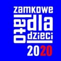 Czerwony lew w białych butach na niebieskim tle. Na górze białe litery.