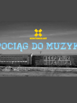Na banerze wdać zdjęcie, utrzymane w kolorystyce czarno białej, wagonów pociągu z napisem "Keep Your Hopes Up!". Na zdjęcie nałożono żółte logo i nazwę KontenerArt, a pod nim niebieski napis "Pociąg do muzyki".