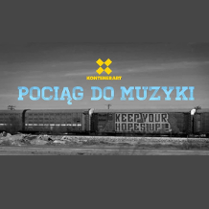 Na banerze wdać zdjęcie, utrzymane w kolorystyce czarno białej, wagonów pociągu z napisem "Keep Your Hopes Up!". Na zdjęcie nałożono żółte logo i nazwę KontenerArt, a pod nim niebieski napis "Pociąg do muzyki".