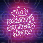 Na granatowym tle wyświetla się różowy neon z napisem Poznań Comedy Show z koroną na górze.