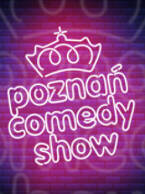 Na granatowym tle wyświetla się różowy neon z napisem Poznań Comedy Show z koroną na górze.
