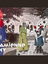 Czarno-biała fotografia Dziedzińca Różanego z czasów cesarskich. Półokrągłe okna z kolumienkami, roślinność. Na pierwszym planie cztery postacie w strojach z epoki, jeden mężczyzna, trzy kobiety. Grają w krokieta. Ich ubrania zostały pokolorowane, głowy natomiast zastąpiono łbami zwierząt: koguta, królika, świni i słonia. W prawym górnym rogu grafiki zamieszczona jest sygnatura Centrum Kultury Zamek, w lewym, dolnym napis: "kamienne sny' oraz logo teatru Usta Usta Republika.