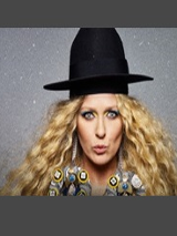 Zdjęcia na któym na tle przypominającym rozgwieżdżone niebo znajduje się Katarzyna Nosowska w czarnym kapeluszu.