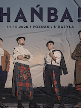 Na tle wieczornego nieba 4 postacie członków zespołu. Nad nimi zanwa zespołu "Hańba".