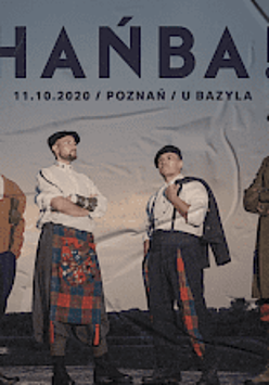 Na tle wieczornego nieba 4 postacie członków zespołu. Nad nimi zanwa zespołu "Hańba".