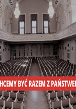 Zdjęcie widowni Auli UAM i napis "Chcemy być razem z Państwem".