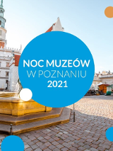 Na niebieskim tle napis "noc muzeów 2021". W tle zdjęcie Starego Rynku i Ratusza w Poznaniu.