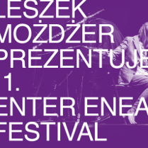 Fioletowy baner, a na nim biały napis z nazwą wydarzenia.