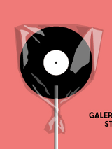 Na pomarańczowym tlr informacj o wystawie i lizak zrobiony z płyty na patyczku w celofanie.