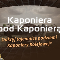 Na brązowym tle napis "Kaponiera pod kaponierą. Odkryj tajemnice podziemi Kaponiery Kolejowej".