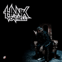 Na czarnym tle nazwa zespołu i zdjęie.