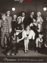 Czarno-białe zdjęcie artystów występujących w spektaklu.