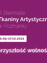 Fioletowy baner z nazwą wydarzenia.