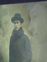 Okładka "Albumu rodzinego Rogera Sławskiego" na tle starego zdjęcia