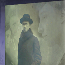 Okładka "Albumu rodzinego Rogera Sławskiego" na tle starego zdjęcia