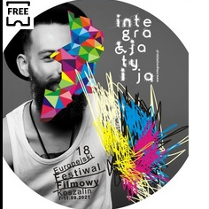 Grafika przedstawia czarnobiałą fotografię brodatego mężczyzny w białym podkoszulku z pełną nazwą festiwalu. Lewe ramię mężczyzny zamazane jest kolorowymi kreskami: żółtymi, niebieskimi, czerwonymi i białymi. Połowa twarzy mężczyzny zasłonięta jest przez geometryczny kształt. Kształt składa się z różnokolorowych trójkątów.