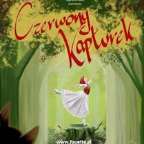 Tancerwczka w pointach pod drzewami.