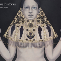 Kobieta z rozłożonymi rękoma.