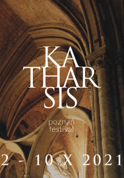 Fioletowy baner z nazwą wydarzenia.