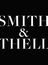 Na czarnym tle biały napis "Smith & Thell".