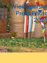 Zdjęcie trójki ludzi przy balotach słomy na polu.