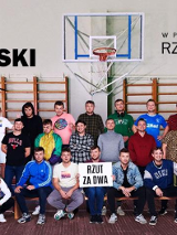 Zdjęcie artysty i nazwa wydarzenia.