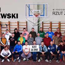 Zdjęcie artysty i nazwa wydarzenia.