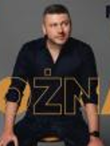 Zdjęcie artysty i nazwa wydarzenia.