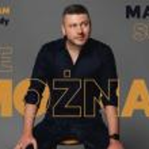 Zdjęcie artysty i nazwa wydarzenia.