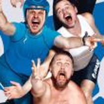 Baner ze zdjęciem aktorów grających w spektaklu.