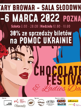 Baner z nazwą wydarzenia, na który znajduje się również wizerunek kobiety z różą za uchem, Na całość z góry spływa czekolada.