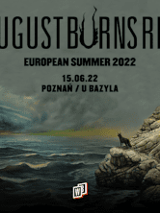 Pies stojący na skalistym wybrzeżu patrzy na wzburzone morze. W oddali chmury burzowe i piorun. Powyżej nazwa zespołu i trasy, data i miejsce wydarzenia.
