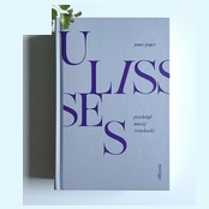 Fotografia książki leżącej na białym blacie. Okładka ma jasnofioletowe tło. Ciemniejszymi, ciemnofioletowymi i bardzo dużymi literami napisany jest tytuł książki "Ulisses", mniejszymi - nazwisko autora, tłumaczaa przekładu oraz nazwa wydawnictwa.