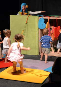 Zdjęcie dzieci i aktorki w trakcie spektaklu.