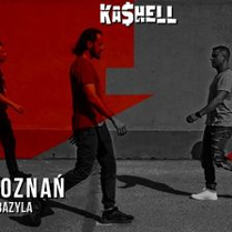 Zdjęcie artysty na szaro-czerwonym tle.