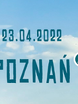 Na tle błękitnego nieba napis "23.04.2022 Poznań".