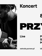 Zdjęcie artysty i nazwa wydarzenia.