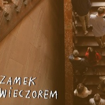 Zdjęcie przedstawia osoby zwiedzające Zamek, które wchodzą na pierwsze piętro po Schodach Paradnych. Na dole napisano białym odręcznymi literami: ZAMEK WIECZOREM.