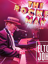 Na amarantowym tle Elton John siedzący przy fortepianie. W prawym górnym rogu napis the rocket man, w prawym dolnym rogu napis Elton John.