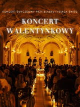 Baner promujący wydarzenie. Nazwa wydarzenia. W tle świece oraz kwartet muzyków na scenie.