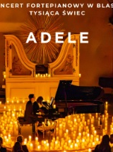 Baner promujący wydarzenie. Nazwa wydarzenia. W tle fortepian i świece.