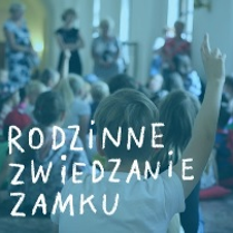 Zdjęcie przedstawia grupę dzieci w czasie zwiedzania Zamku. Na fotografię nałożono niebieskie przezrocze. Na dole napisano białym odręcznymi literami: RODZINNE ZWIEDZANIE ZAMKU.