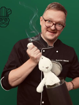 Baner promujący wydarzenie. Nazwa wydarzeania i zdjęcie osoby artystycznej.