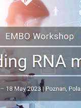 Białe napisy na szarym półprzezroczystym tle, pod nim kobieta spoglądająca przez mikroskop. Po prawej grafiki chemiczne i kodu genetycznego.