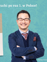 Po środku uśmiechnięty mężczyna w garniturze, a po jego bokach okładki napisanych przez niego książek.